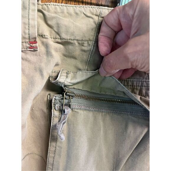 Gap Loose Fit Khaki Cargo Shorts Sz 38/11 - Picture 5 of 7